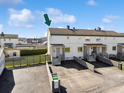 Pent enderekkehus med romslig hage. Nyoppusset terrasse og uteområde med tak. Parkering i garasje. Nyere kjøkken. 3 sov.