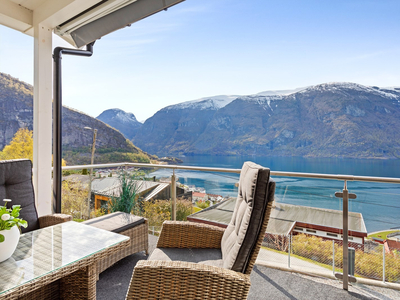 Romsleg einebustad med panorama utover fjorden, flott uteplassar og mykje sol!