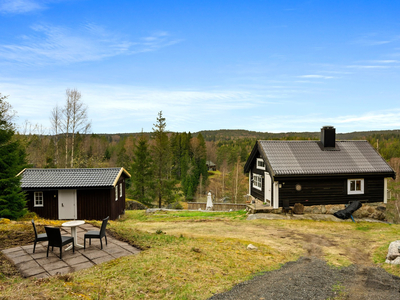 Sjarmerende og naturskjønn eiendom med bolig og anneks - Stor, solrik terrasse med flott utsikt - Tomt på over 2 mål.