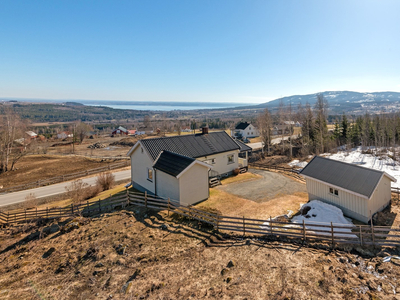 Skreia-Koselig enebolig- Ny varmepumpe-Flott utsikt-Landlig beliggenhet-Garasje-Terrasse