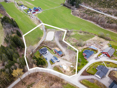 Småbruk med idyllisk beliggenhet - Stall, egen ridebane, dobbelgarasje - Perfekt for hestedrift - Del av bolig utleid