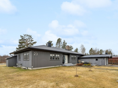 Stor og meget fin familiebolig med skjermet og solrik tomt. Dobbel garasje. Svært innholdsrik planløsning.