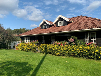 Stor, pen familiebolig med garasje og flotte uteplasser. Fantastiske turområder og skjærgården et steinkast unna!