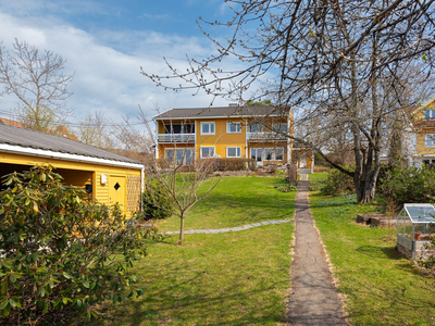 Tilbaketrukket og idyllisk vertikaldelt tomannsbolig - Vestvendt hage - Carport - Bergvarme - Stort potensial