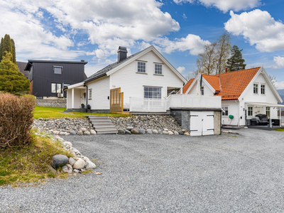 Tiltalende enebolig med innredet hybel - Romslig gårdsplass - Elbillader - Velstelt hage - Terrasse - Nydelig utsikt.