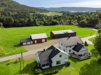 Tiltalende landbrukseiendom i solrike og flotte omgivelser