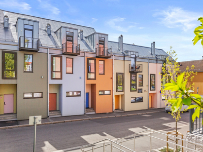 Unikt og rålekkert townhouse fra 2018 midt på Grünerløkka- over tre plan med peis, takterrasse og grønn oase i bakgård.