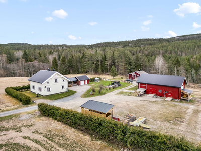 Valebø - Innholdsrik enebolig med pent opparbeidet hage. Uthus med festlokale og garasje. Muligheter for dyrehold!