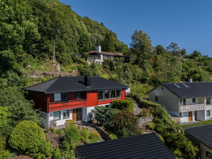 Enebolig med upåklagelig panorama sjøutsikt, utmerkede solforhold, samt garasje m/ el.bil lader.