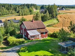 Romslig enebolig over 2 plan + kjeller | 5 sov og kjøkken m/spiseplass| 4,2 mål tomt og flere uthus | Oppgraderingsbehov