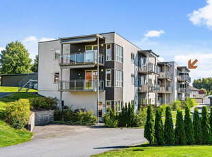 Selveierleilighet i øverste etasje | Moderne | Balkong | Sentrumsnært | Carport og elbillader