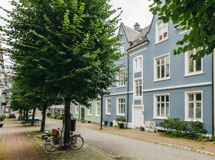 Sjarmerende 3-roms med utmerket plassering i hjertet av Sandviken! Kort vei til studiesteder, sentrum og kollektiv.