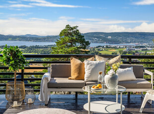 Stor og innholdsrik enebolig med vakker panoramautsikt over Lierdalen og fjorden - Stor og solrik eiendom