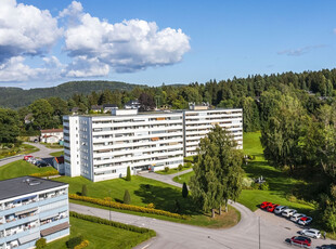 Stor og sydvendt 4-roms leilighet i 7. etasje. Heis. Garasje. Ingen fellesgjeld! Renoveringsobjekt.