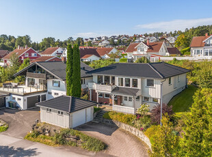 Velholdt og innbydende enebolig med panoramautsikt utover Langesundsfjorden! 3 soverom, kjellerstue, 2 bad og garasje.