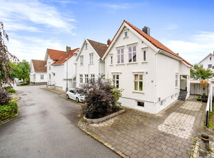 Vestre Platå. Særdeles smakfullt innredet enebolig med hybel. Balkong og intim hage. Carport