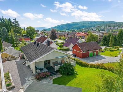 Bø sentrum - Innholdsrik bolig med separat utleiedel. Pent opparbeidet hage med utestue og frodig beplantning. Solrikt!