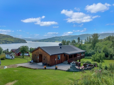 Fin eiendom i landlige omgivelser og med nydelig utsikt over Randsfjorden - 5 mål tomt - Enebolig og stort uthus/garasje