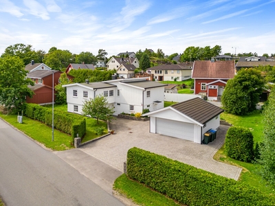 Flott enebolig m/mulighet for utleie i barnevennlig & attraktivt område! 5 sov - 3 bad - Romslig & solrik tomt - Garasje