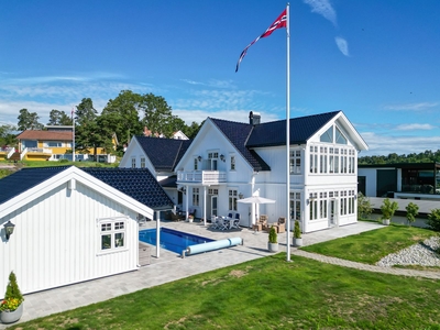 Stor, klassisk villa med høy standard - Badehus og basseng. Nydelig utsikt - Nær sjø og strand!