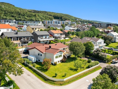 Stor og velholdt enebolig med attraktiv beliggenhet - Garasje og carport - Solrik hage