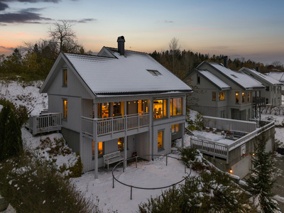 Innholdsrik enebolig (2007) - Solrikt og flott utsikt - Vannbåren varme med energibrønn - Stor garasje med lader (42 m²)