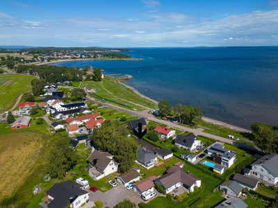 Pen og velholdt enebolig med alt på en flate. Leilighet, dobbelgarasje og nye terrasser. Flott beliggenhet ved sjøen!