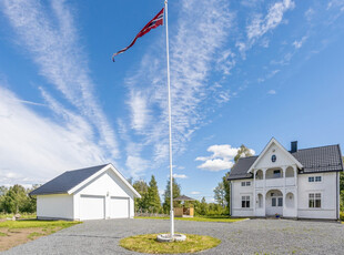 Unik og svært sjarmerende eiendom med sentral beliggenhet i Hernes. Dobbel garasje. Flott tomt inngjerdet med skigard.