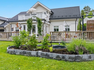 &VISNING - Lekker enebolig i rolig område - dobbel garasje med uinnredet loft - flotte uteplasser & stor hage