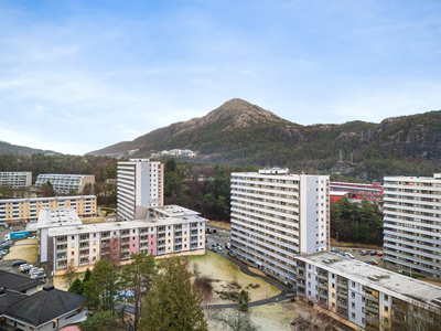 BERGEN VEST - Oppussingsobjekt. 3-roms leilighet i 8. etasje med 6 kvm. solrik altan og fin utsikt.