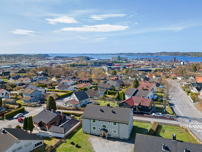 Byskogen - strøken leilighet i oppgradert 4-mannsbolig. Fra terrasse og stue er det noe sjøutsikt.