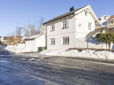 Enebolig med 2 innganger, 2 kjøkken, 2 bad og 2 stuer. Fullt utleid pt.