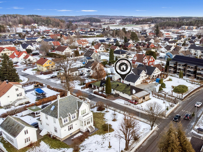 ENEBOLIG MED HYGGELIG BELIGGENHET NÆR STOKKE SENTRUM, 6 SOVEROM OG DOBBELGARASJE.