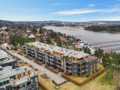 Flott leil. på sjøsiden m/2 terrasse og egen hage- stor stue, 2 sov.,2 bad/w.c. Heis. Peis. Garasje.