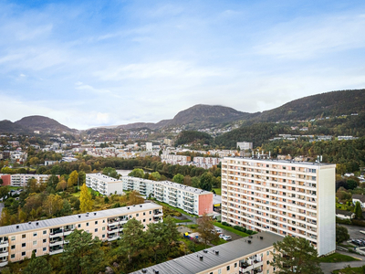 FYLLINGSDALEN - 3-roms leilighet i 9. etasje med 15 kvm. solrik altan, flott utsikt og nytt bad i 2020.