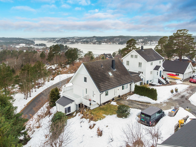 Høyt og fint beliggende enebolig i populært og barnevennlig område - Gode solforhold og fin utsikt