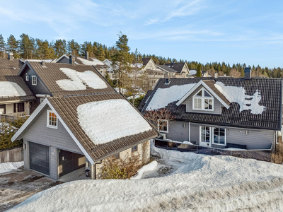 Innholdsrik enebolig med garasje og carport | 3 soverom og 2 bad | Stor terrasse med gode solforhold | Barnevennlig |