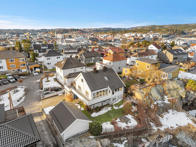 Innholdsrik, familiebolig med attraktiv beliggenhet på populære Lund! Solrike uteområder | Utsikt | 2 garasjer | Hage