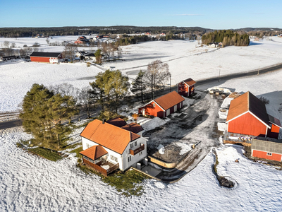 Innholdsrik landrukseiendom i flotte omgivelser