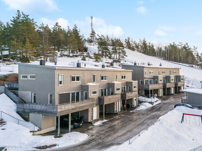 Lekkert og nyere rekkehus fra 2015 m/flott utsikt - Solrikt - 2 stuer - 2 bad- Carport m/el billader- Meget barnevennlig