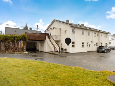 Lettstelt og flott leilighet med alt på ett plan (bakkeplan) - Carport - Tre soverom - Stor, usjenert og solrik terrasse