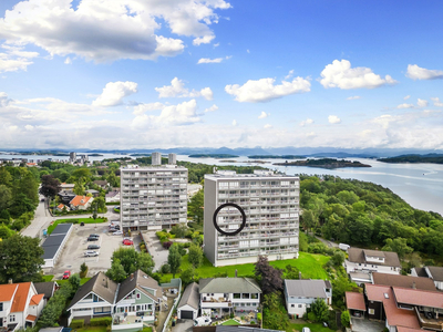 Luftig andelsleilighet med stort potensiale. Sør-vestvendt innglasset balkong med nydelig utsikt. 80% parkeringsdekning.