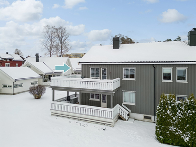 Lys og pen sentrumsnær andelsleilighet i 2. etasje| Kjøkken og bad fra 2013| Balkong med mjøsglimt|Garasje.