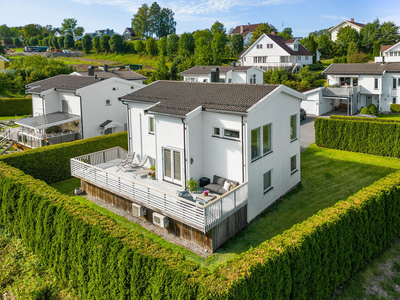 Meget pen og moderne enebolig - Solrikt & utsikt - 57 m2 terrasser - Sjønært - Rolig og frodig - Garasje & p.plasser