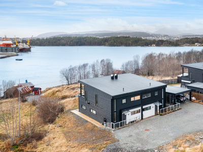 Nyere halvpart av tomannsbolig med flott utsikt og svært gode solforhold | Carport