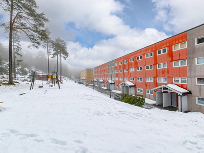 Pen andelsleilighet med stor innglasset veranda, nyere bad og garasjeplass. Varmtvann inkl. i felleskostnader!