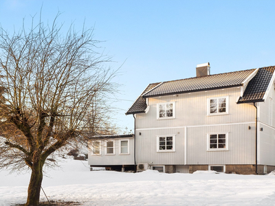 Pen og innflytningsklar enebolig med stor, solrik hage - Sentral og barnevennlig beliggenhet i landlige omgivelser!