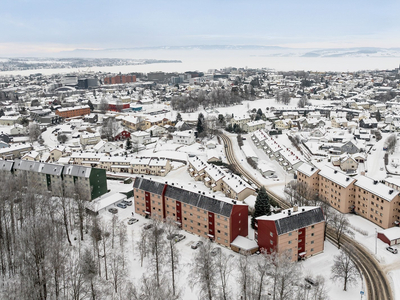 Pent oppusset leilighet i 2.etasje. Flislagt bad - Lekkert kjøkken med frokostplass. Innglasset balkong.