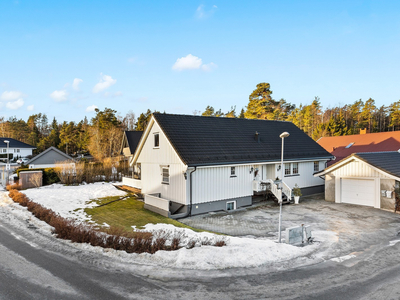 Romslig - Innholdsrik - Garasje - Hybel - Populært boområde.