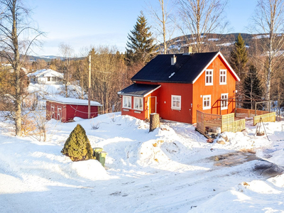 Sjarmerende og frittliggende enebolig med stor tomt på over 3,3 mål - terrasse og hage - landlig beliggenhet!